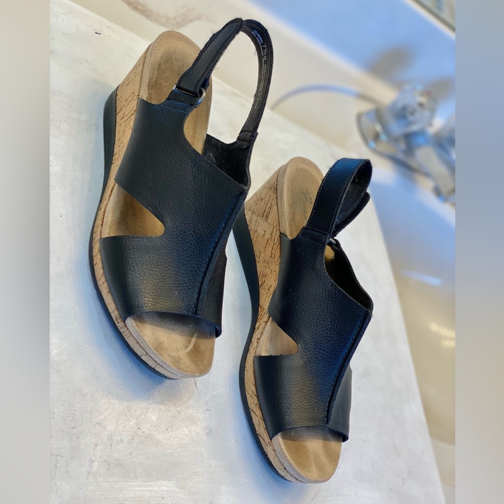 Wear-Ever women’s wedge sandals size 7.5M excellent condition perfect bottom